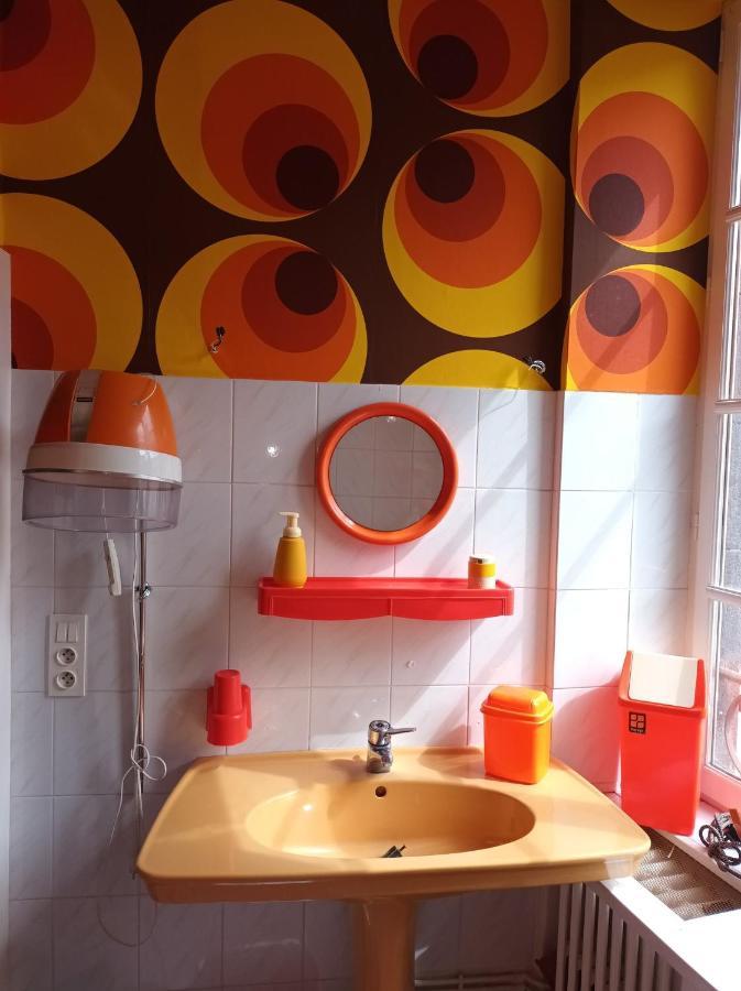 Vintage ,La Capsule Temporelle Wifi Draps Parking Publique Gratuit Appartement Thiers Buitenkant foto