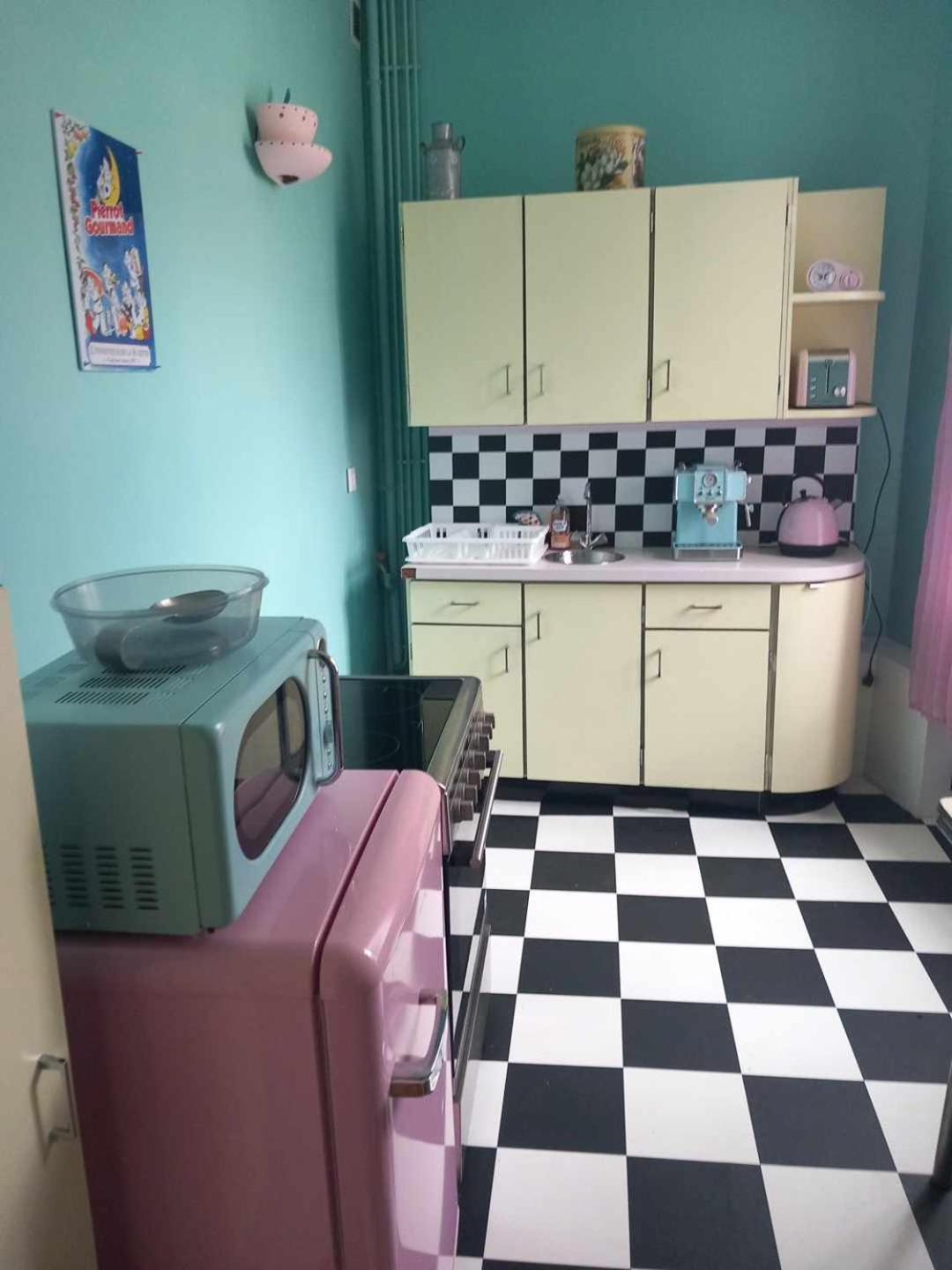 Vintage ,La Capsule Temporelle Wifi Draps Parking Publique Gratuit Appartement Thiers Buitenkant foto